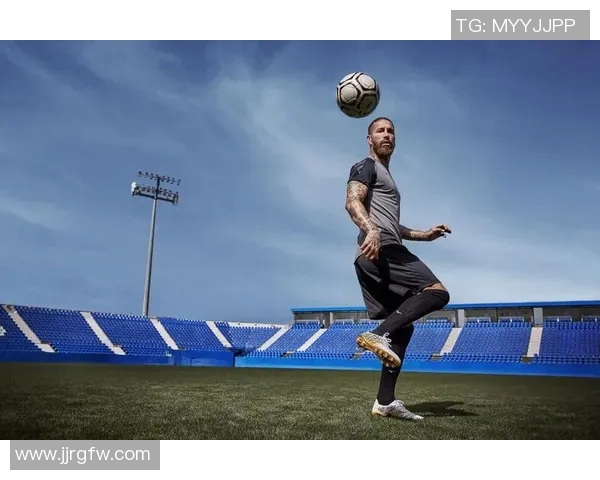 穿着经典老足球鞋的球星回顾与分析足球历史中的传奇足迹