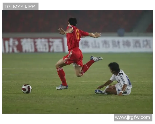 从街头少年到足坛巨星:足球球星的成长历程与背后故事 从街头少年到足坛巨星:足球球星的成长历程与背后故事