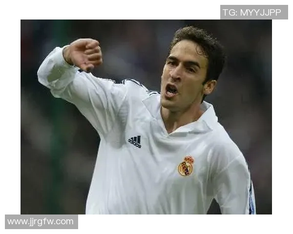 最帅足球球星九宫格漫画大集合，盘点足坛颜值与实力并存的超凡球星